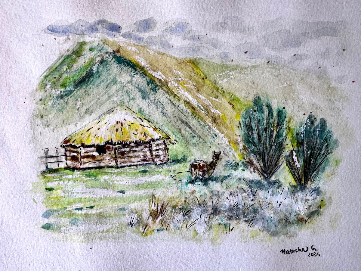 Peinture aquarelle d’un paysage de montagne avec une cabane rustique au toit de chaume, un lama au premier plan, des buissons et des collines verdoyantes en arrière-plan, sous un ciel nuageux.